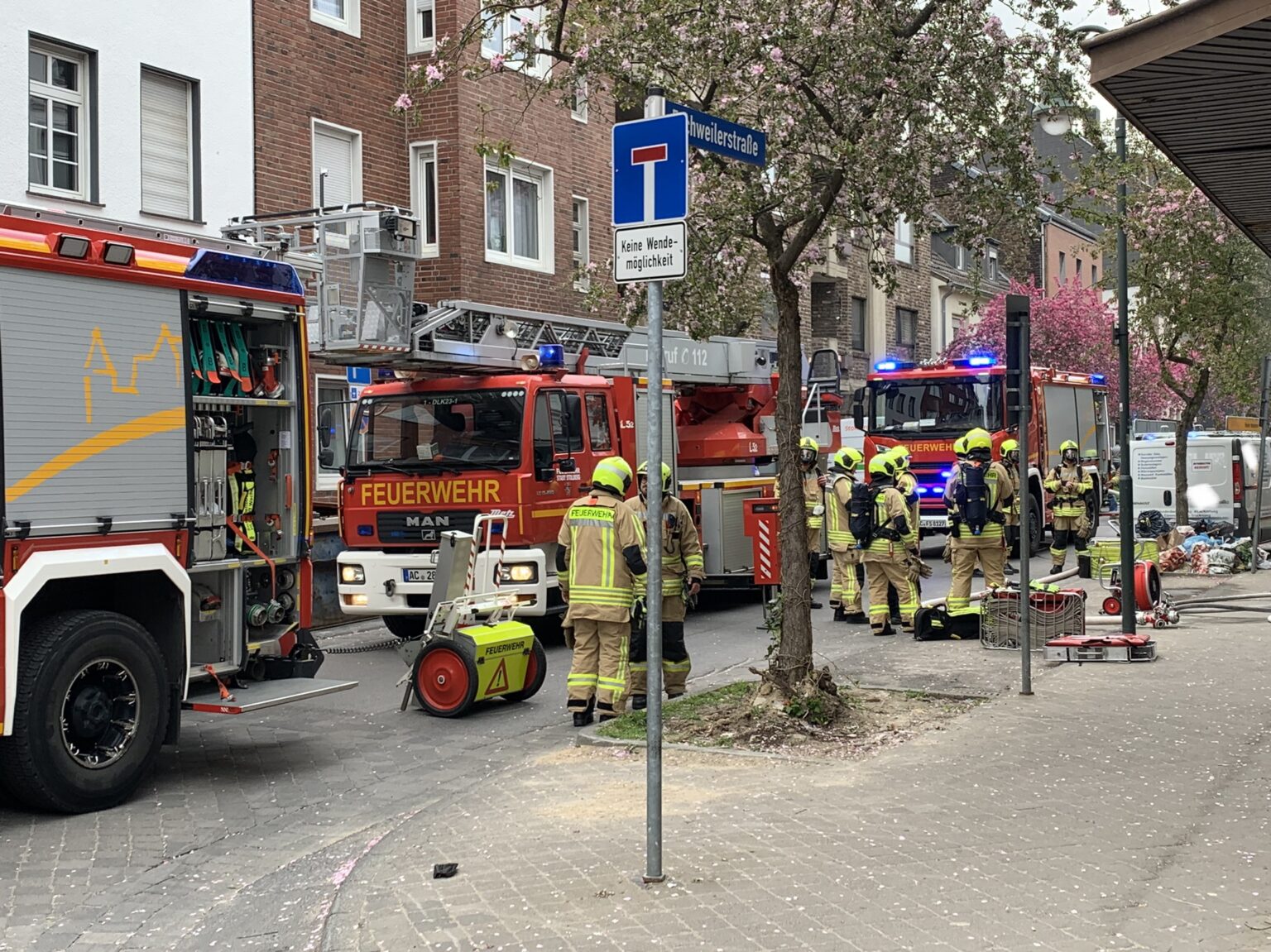 STOLBERG-22.04.2022/11:10: Brennende Öllache bei Kellerbrand auf der ...
